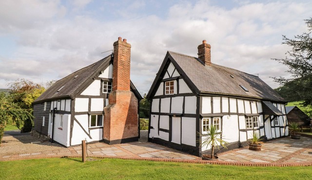 SEGRAVE, pet friendly, character holiday cottage in Martley