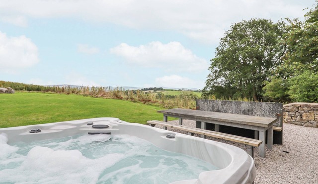 SEGRWYD UCHAF, family friendly, character holiday cottage in Denbigh