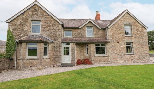 SEGRWYD UCHAF, family friendly, character holiday cottage in Denbigh