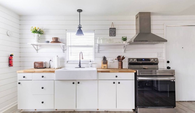 Seguin Farmhouse - 100% Fenced-In & Very Private, 3 Bedrm 2 Full Bath, Sleeps 8