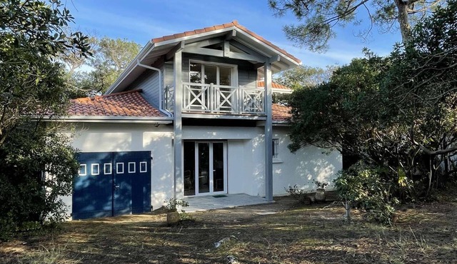 Seignosse, a stone's throw from Estagnots beach, villa with WiFi, sleeps 6, wooded and enclosed.