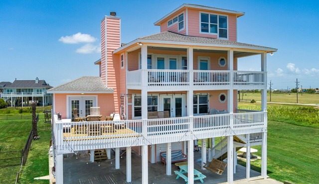 SELAH - 3 Bedroom+ Loft , Sleeps 14, Close to beach!