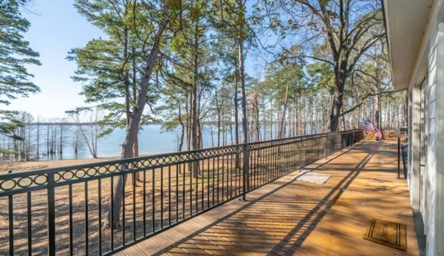 Selah Resort: Lake House with Airstrip
