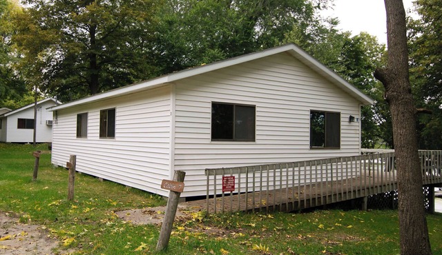 Seldom Inn, a spacious 4BR cabin witch queens in every room! Great lake views!