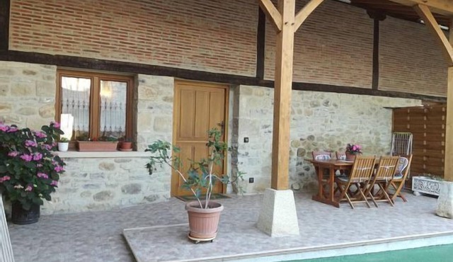 Self catering Lecea y Alianzas for 5 people