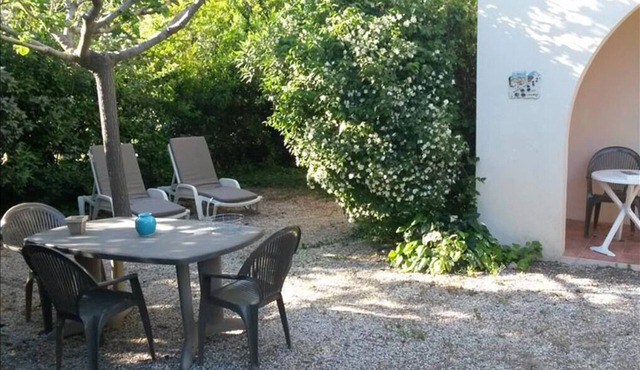 Self-catering cottage 400m from the beach, run by olive growers