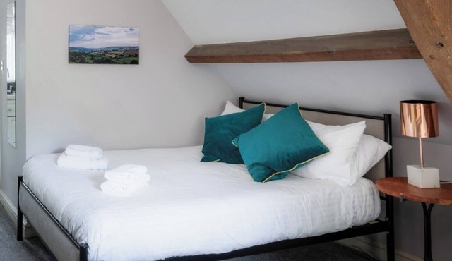 Self catered Coach House near Bath, sleep 4 with private entrance, marble bathroom, parking, Wifi