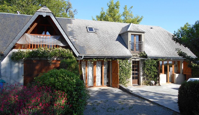 Self catered house on a large lot, mountain view, no neighbours, very quiet