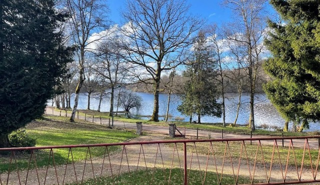 Self-catered house with view over the lake of Settons, quiet touristy road