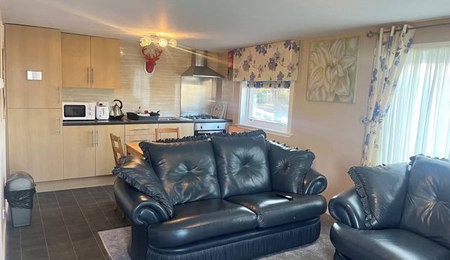 Self-catering 3 bedroom chalet 5 miles from Glasgow city centre!