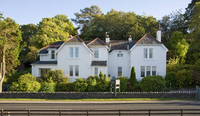 Self catering accommodation with sea views