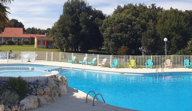 Self-catering cottage 4/6 PERS in a vacation village with swimming pool