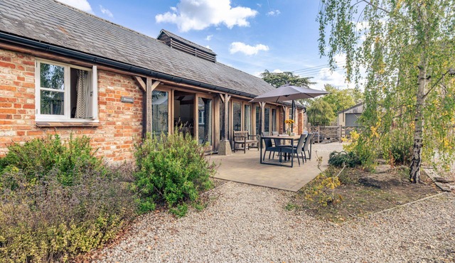 Self catering Cotswold holiday accommodation within easy reach of Oxford - Blossom Barn