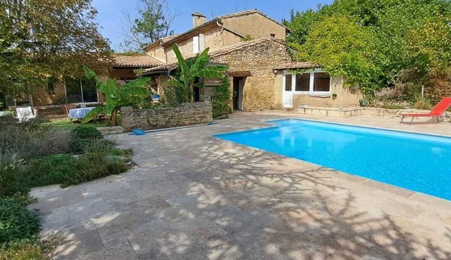 Self-catering cottage with swimming pool in the Drôme countryside