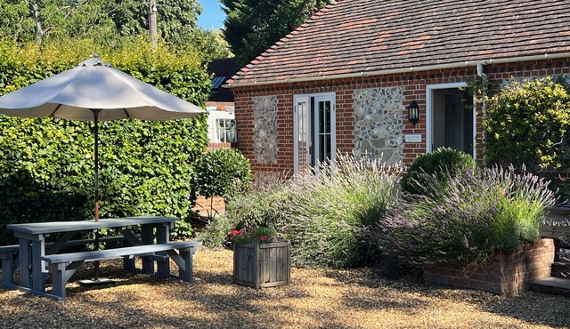 Self catering cottage near Salisbury & Stonehenge with fabulous pub opposite