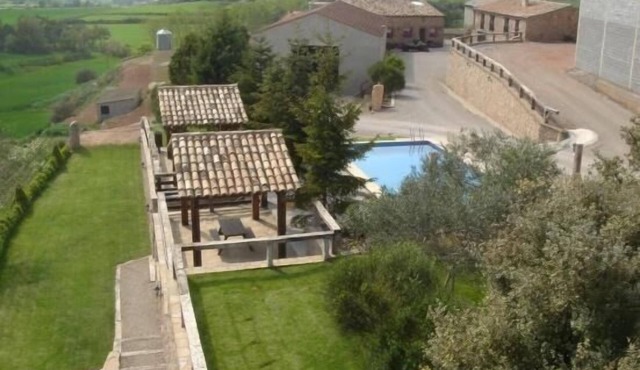 Self catering rural house Can Bartomeu 1 h from Barcelona. Private swimmingpool