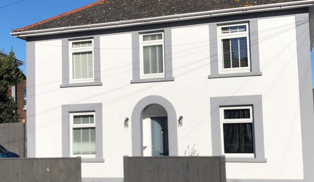 Self catering flat, parking, 4 min walk to beach, 3 min shops. Ferry discount.