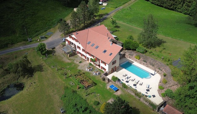 Self-catering group gîte for 30 people with swimming pool and jacuzzi