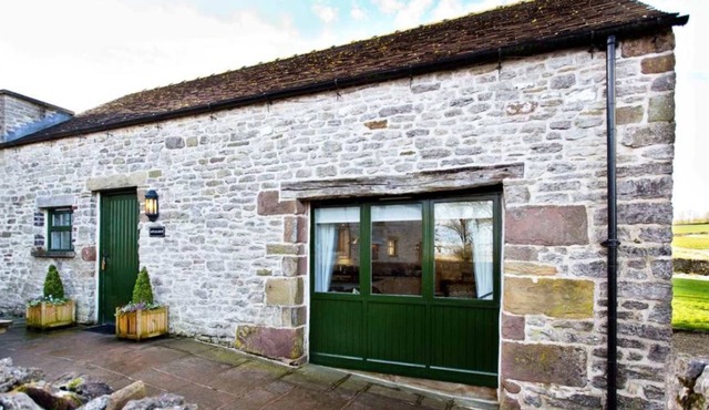 Self catering holiday barn in Hurdlow, near to High Peak Trail. Sleeps 6