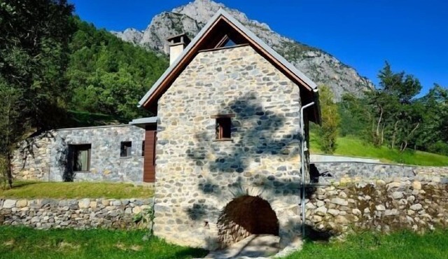 Self catering O Molín de L'Irués y A Ceresera for 4 people