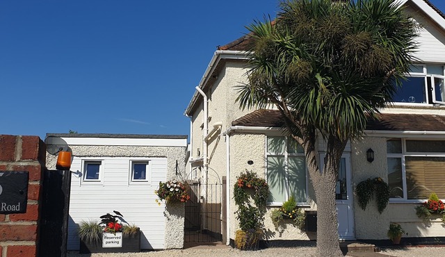 Self-catering studio with king size or Twin beds. Located 10 mins from the beach