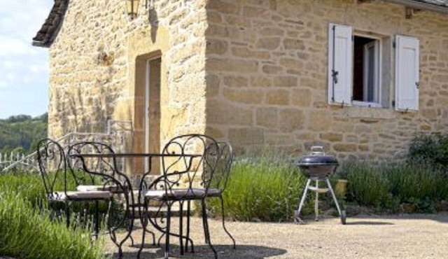 Self-contained 2-4 person gîte with shared pool