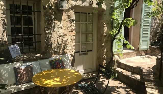 Self-contained room in a medieval village. Charm and silence near Cannes.