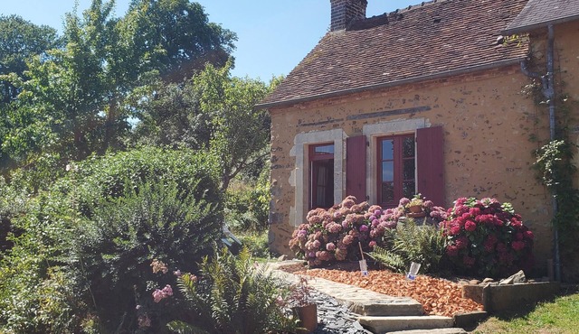 Self-contained cottage in the countryside, sleeps 4, pond, games, bikes, wifi.