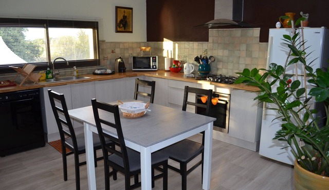 Self-contained apartment in large house with swimming pool, guaranteed peace and quiet