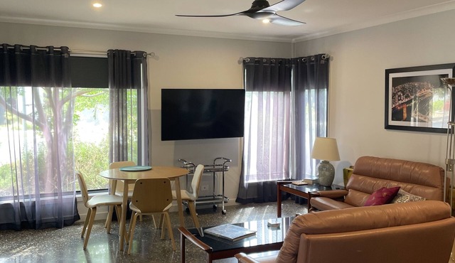 Self contained accom near lake; pool, spa, deck + bbq