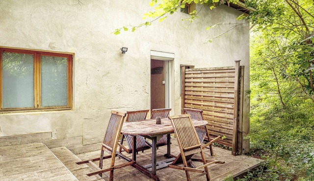 Self-contained accommodation in the heart of an acacia forest