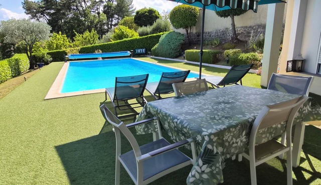 Self-contained, air-conditioned studio, swimming pool just for you, rated 2*.