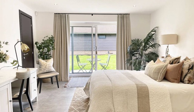 Self-contained annex near Goodwood