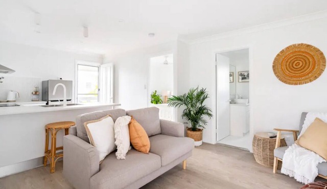 Self contained apartment with a Short walk to pristine beaches and cafes