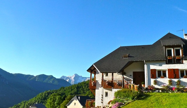 Self-contained apartment in architect-designed house, panoramic mountain view