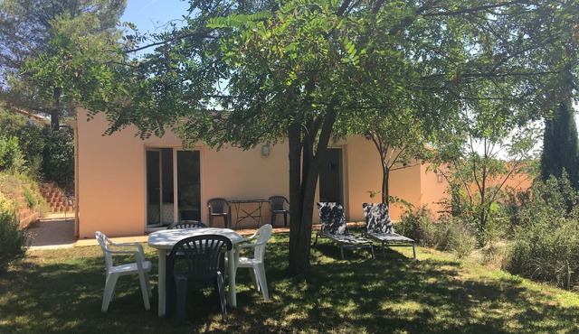 Self-contained apartment with private garden 5km from Aix-en Provence