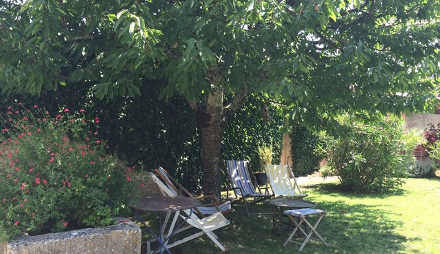 Self-contained apartment in beautiful Charentaise town