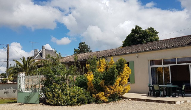 self-contained apartment, sleeps 4 Breakfast and lunch available