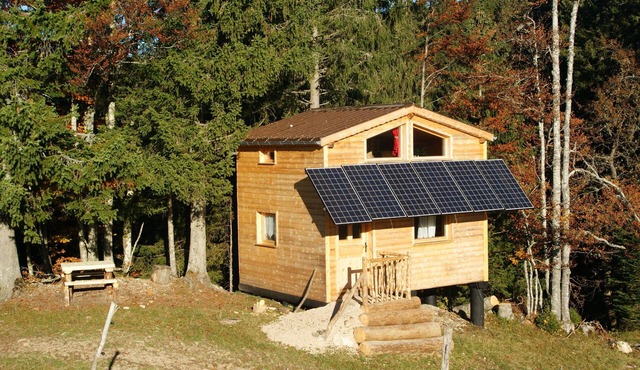 Self-contained cabin on stilts, sleeps 4, in the vegetation, Haut Jura, altitude 1250m.