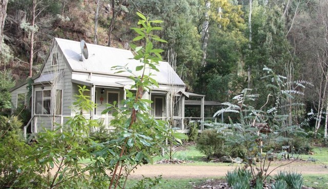 Self contained cottage in 8 acres of amazing gardens adjoining the Ovens River