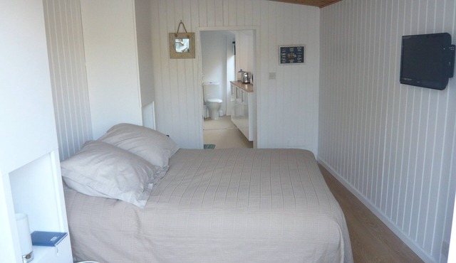 Self Contained Garden Studio With Private Decked Terrace, close to town and sea