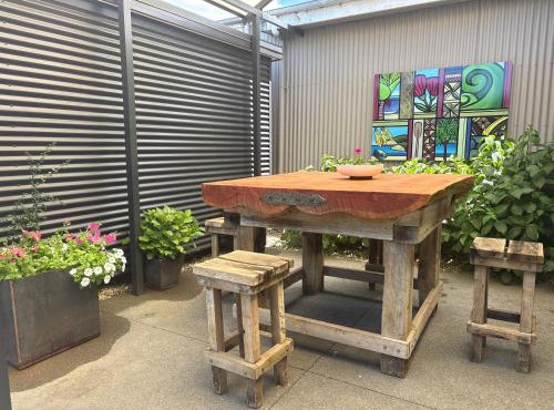 Self Contained gem in the country, near to town