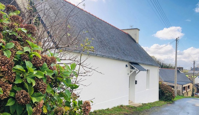 Self-contained gite for 16 persons near the beach