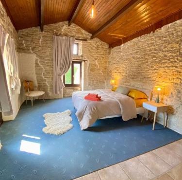 Self contained Guest House in Juillé