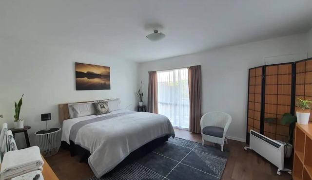 Self-Contained King Suite with Private Entry – Quiet Stay