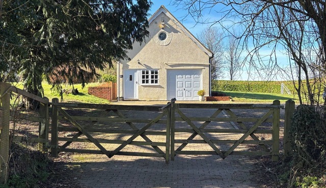 Self contained lodge with full amenities in Great Bedwyn near Marlborough