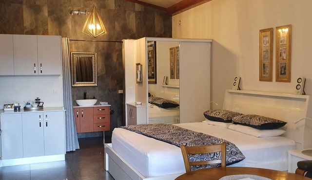 Self contained studio guest house, pool, great location Smithfield, Cairns