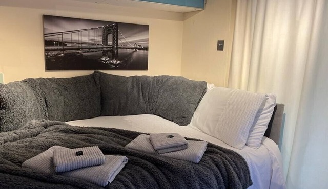 Self-contained studio annex - loft bed for 8-16yrs