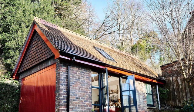 Self-contained studio w/ terrace & parking in a quiet & central location