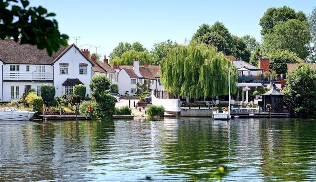 Self Drive Narrowboat on the Thames, Windsor, Runnymede. Romantic Retreat!